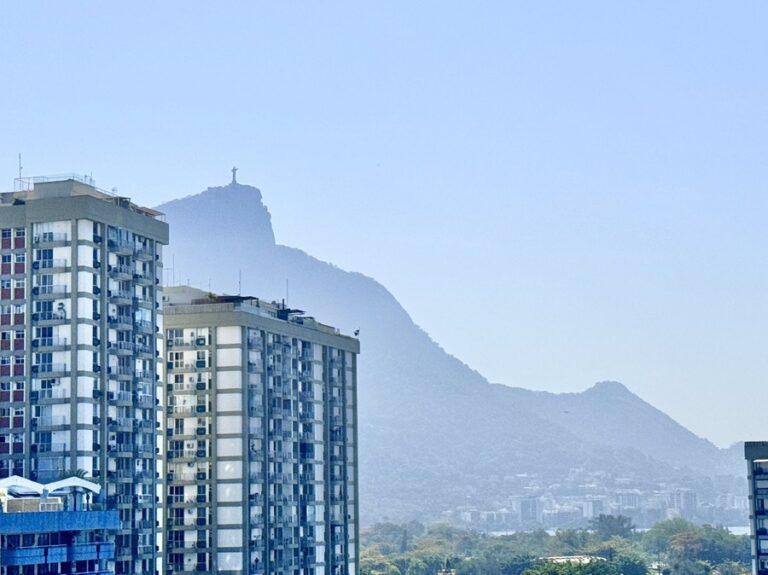 Chic leblon 1br apartment with sea lagoon and corcovado